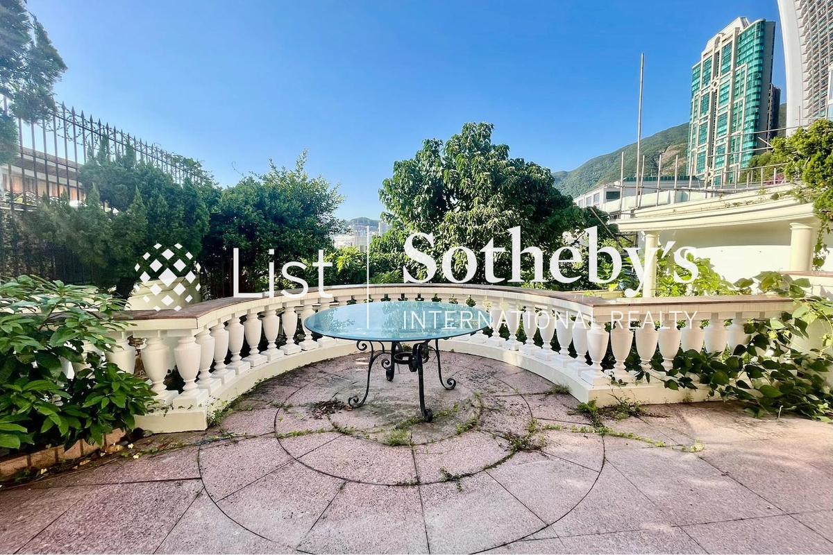 Villa Corniche 康芷苑 | Private Terrace off Living Room