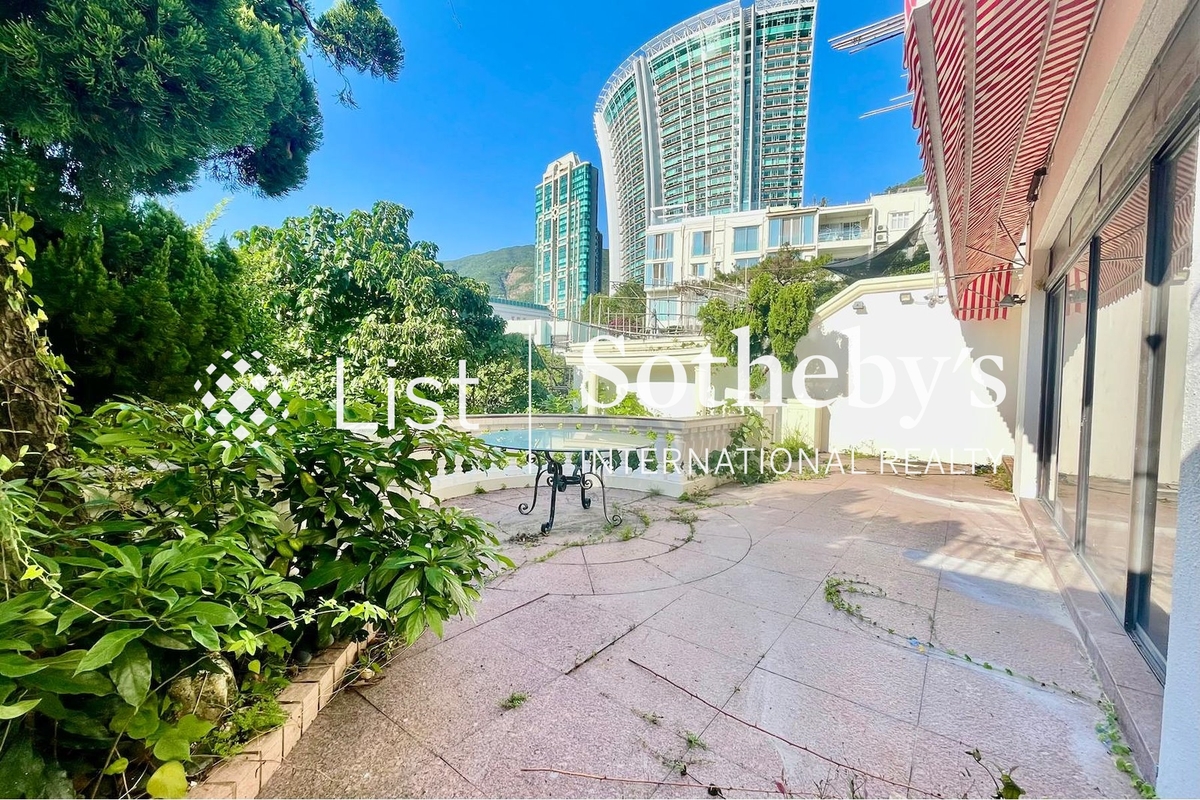 Villa Corniche 康芷苑 | Private Terrace off Living Room