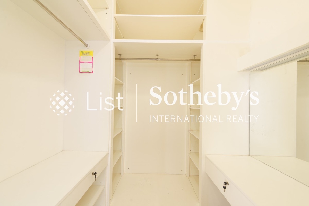 Coral Villas 珊瑚小築 | Walk-in Closet in Master Bedroom 