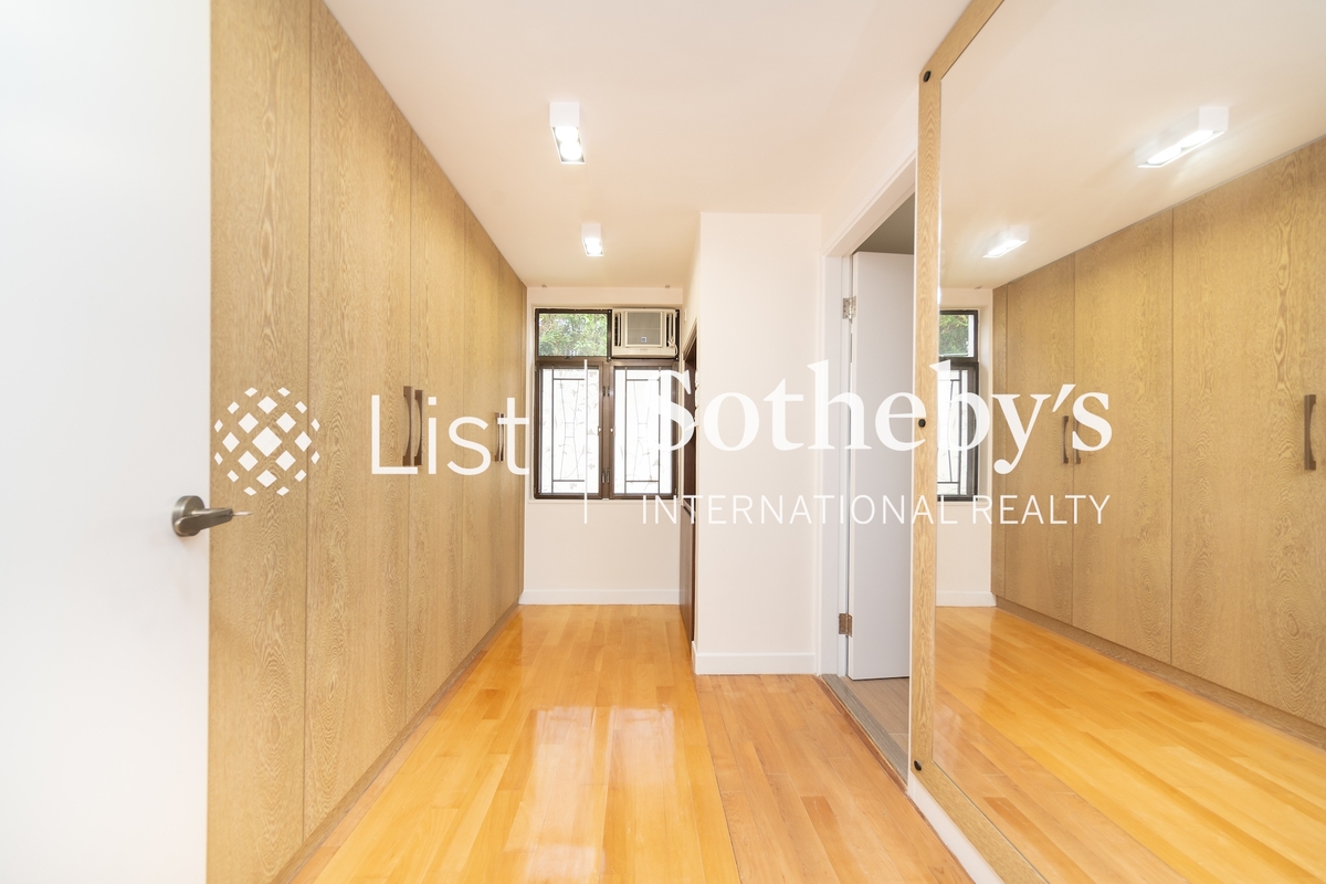 Evergreen Garden 松柏花園 | Walk-in Closet in Master Bedroom 