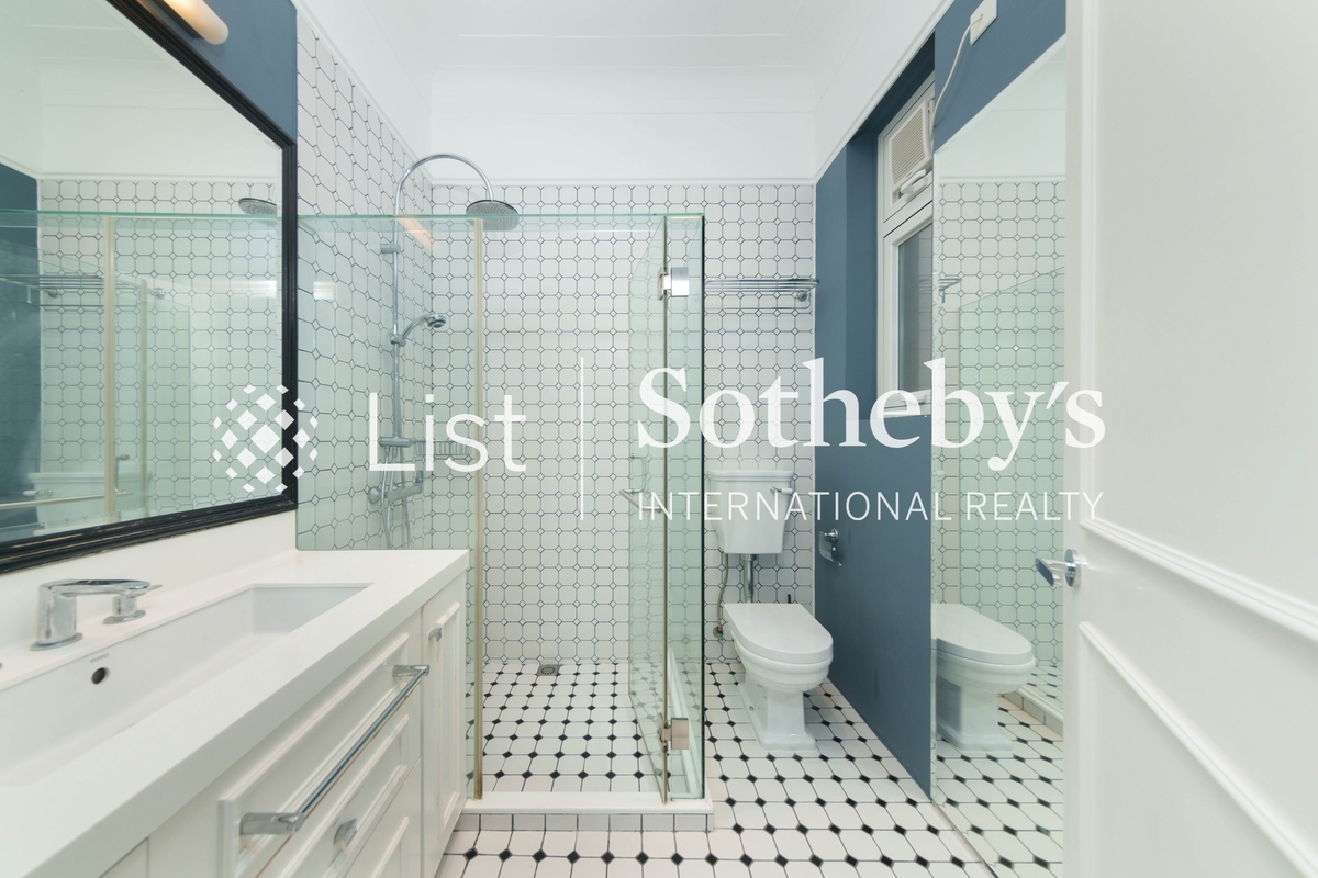 La Hacienda La Hacienda | Master Bathroom