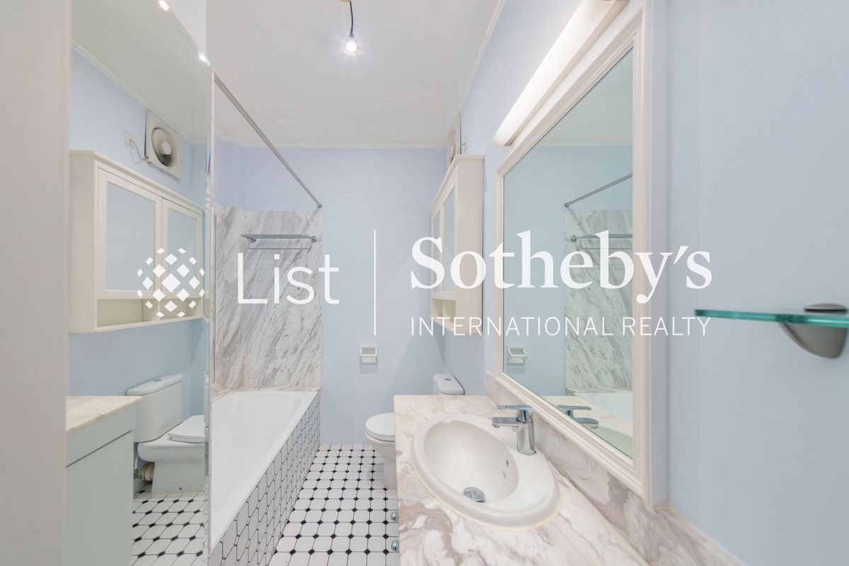 La Hacienda La Hacienda | Bathroom