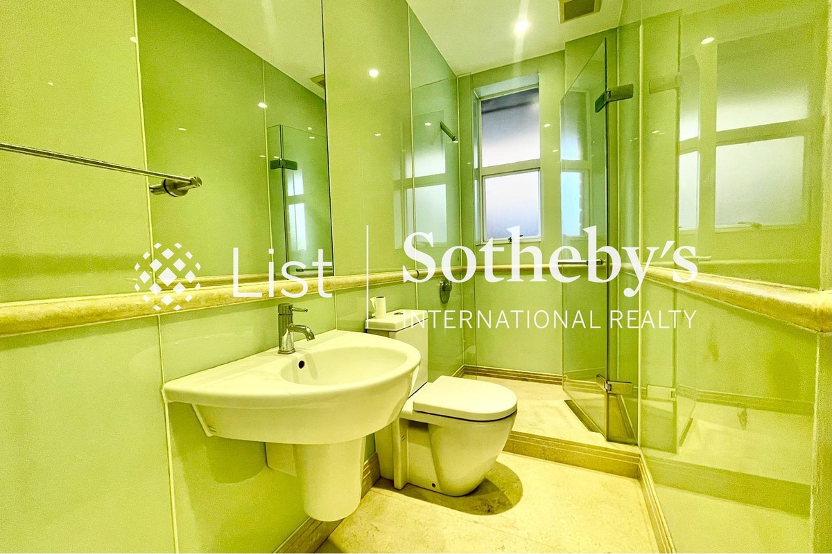 La Hacienda La Hacienda | Guest Bathroom