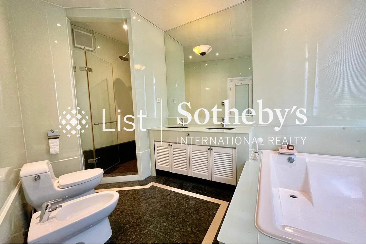 La Hacienda La Hacienda | Master Bathroom