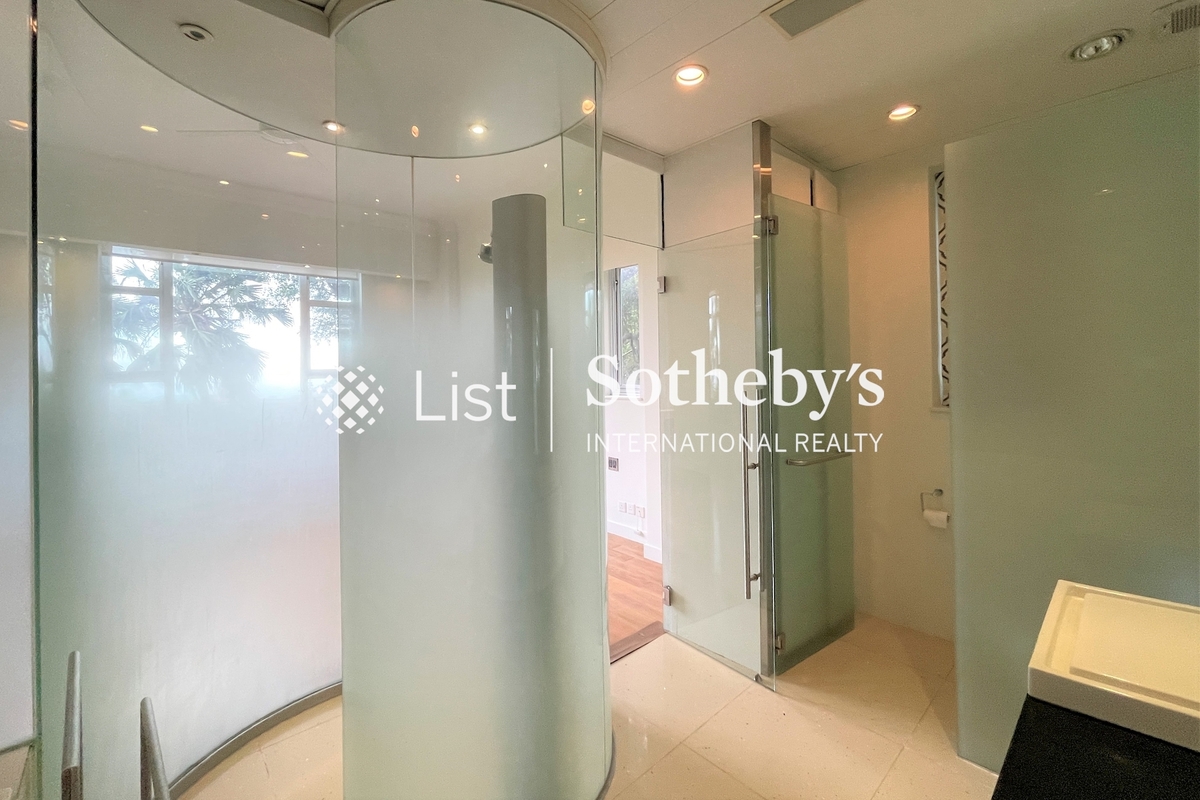 La Hacienda La Hacienda | Master Bathroom