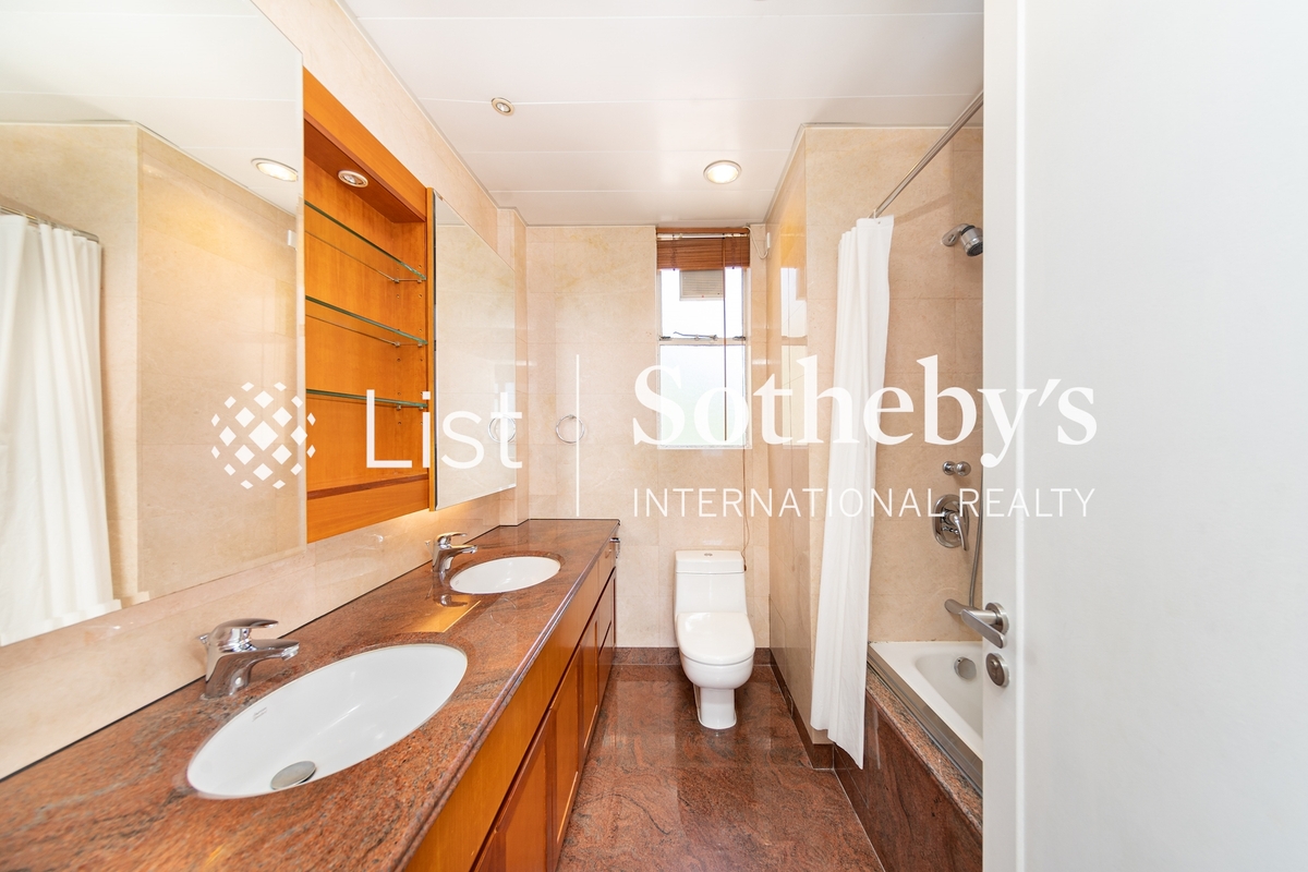 La Hacienda La Hacienda | Master Bathroom