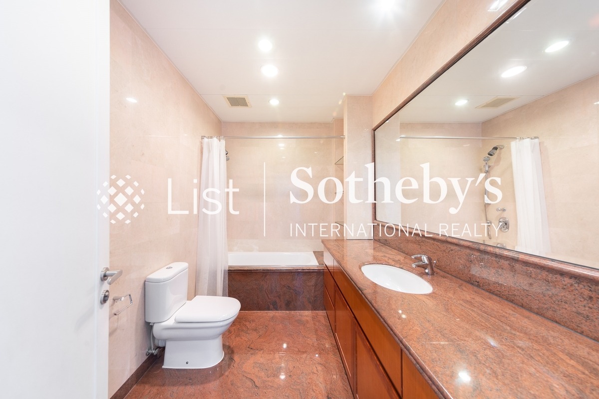 La Hacienda La Hacienda | Guest Bathroom