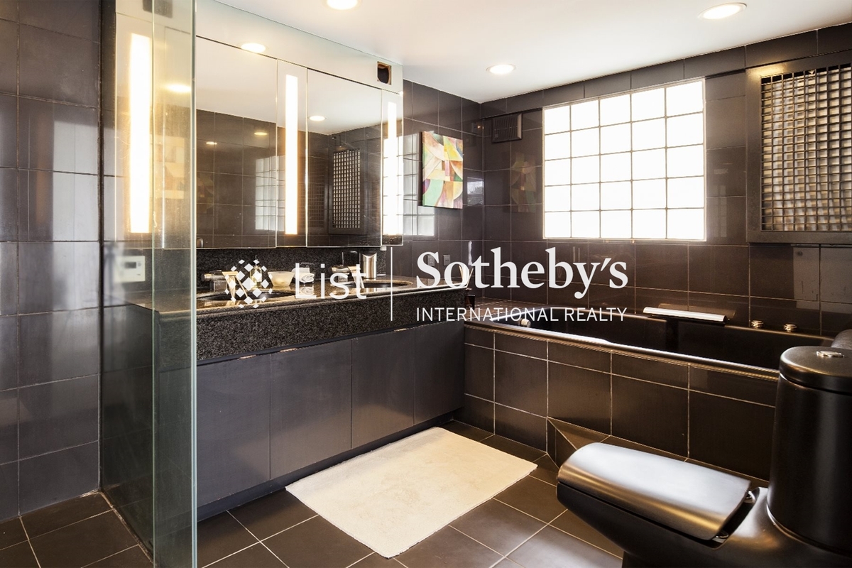 Horizon Ridge 海天小築 | Master Bathroom