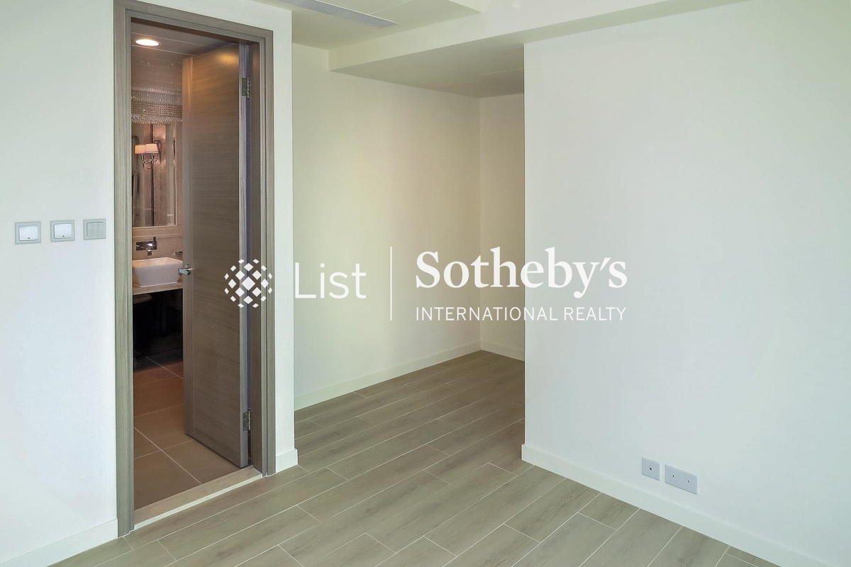 The Legend 名門 | Dressing Area in Master Bedroom