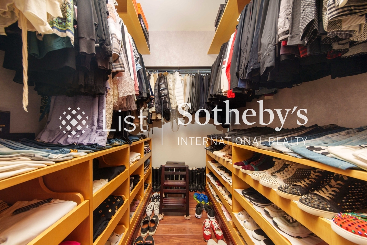 The Legend 名門 | Walk-in Closet in Master Bedroom 