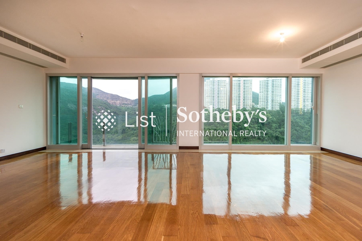 The Legend 名門 | Living and Dining Room