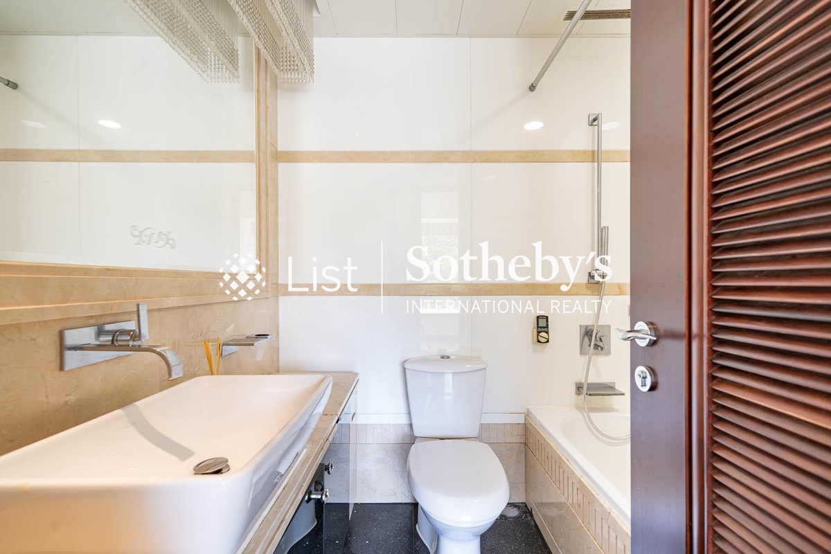 The Legend 名門 | First Guest Bathroom