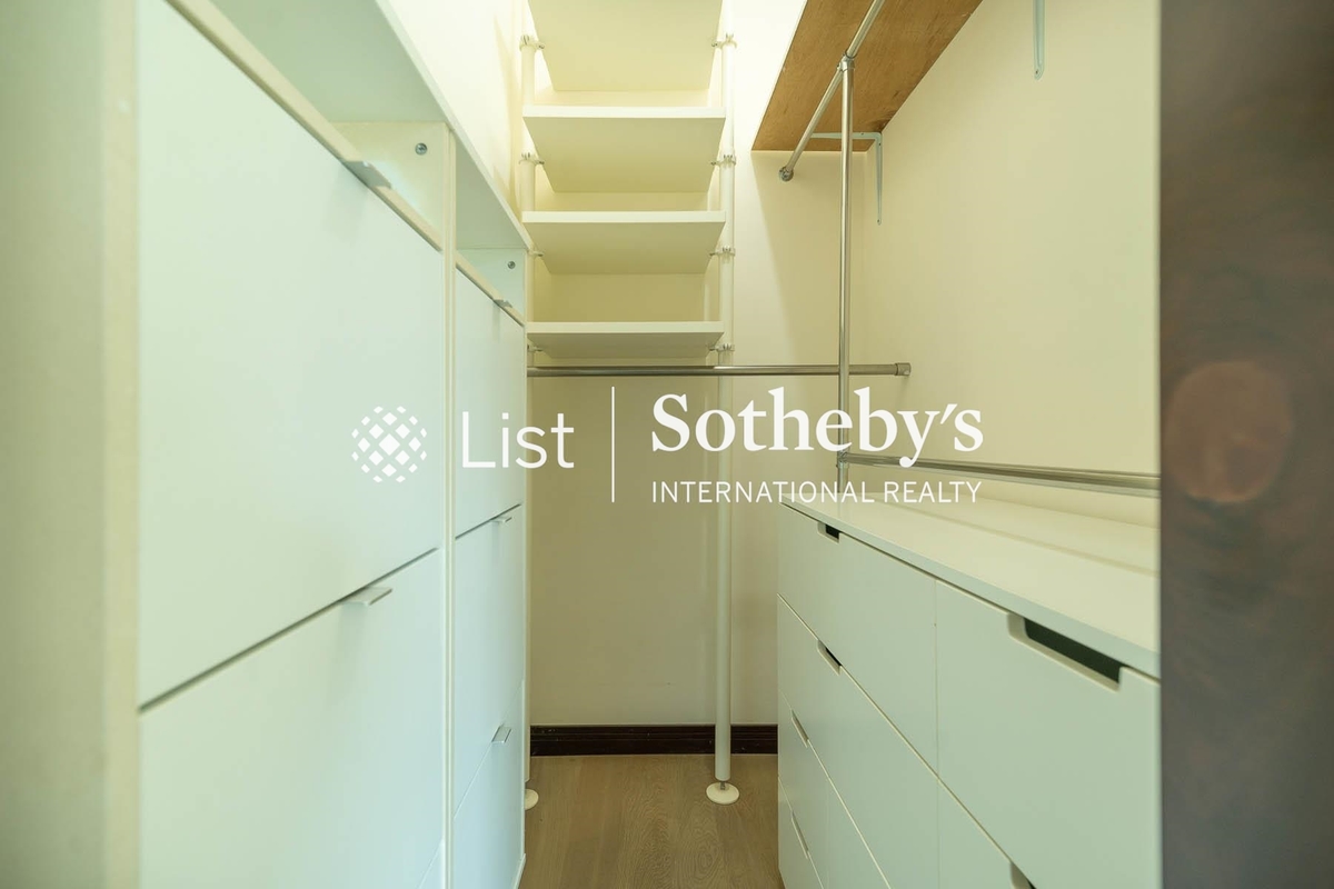 The Legend 名門 | Walk-in Closet in Master Bedroom