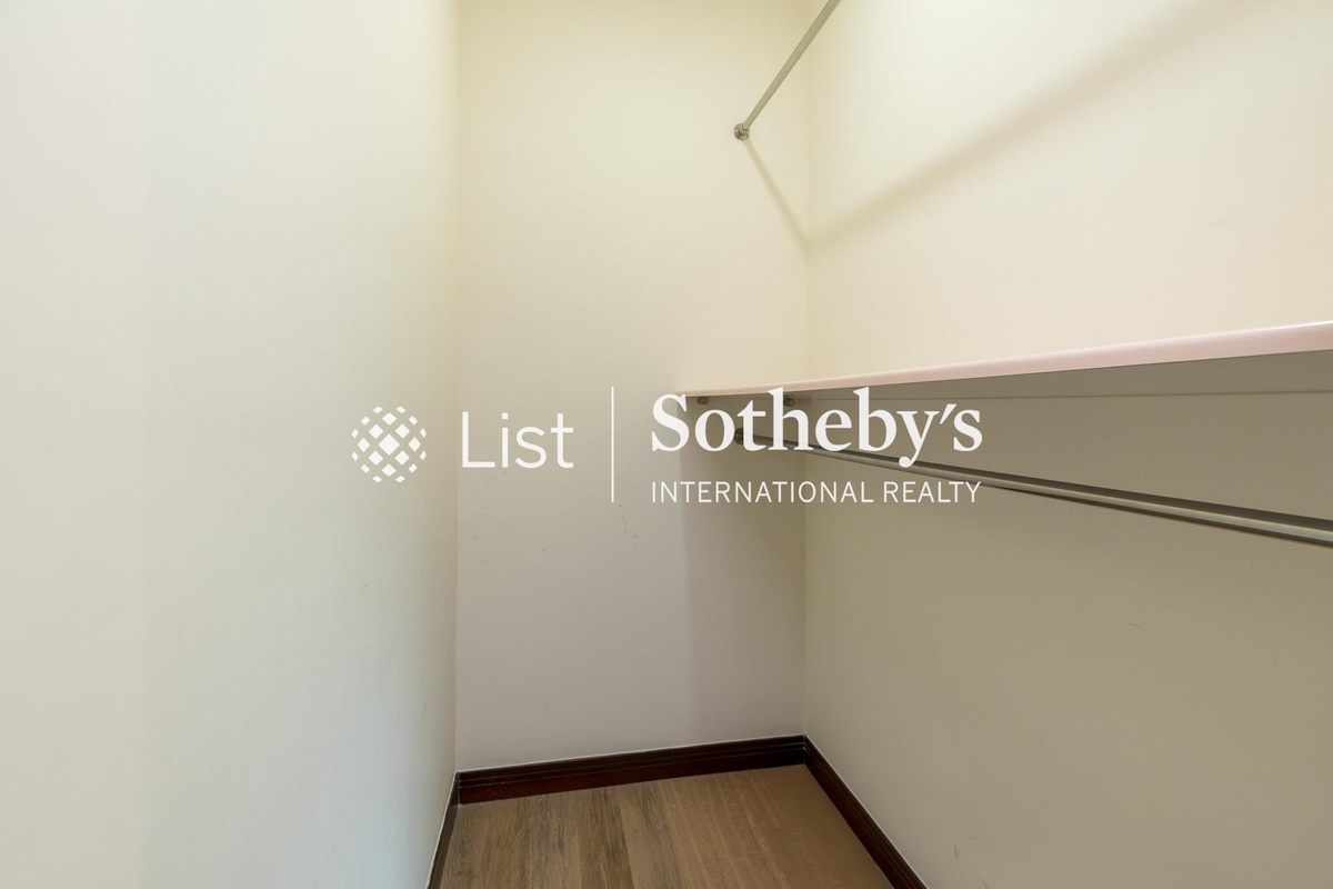 The Legend 名門 | Walk-in Closet in Master Bedroom