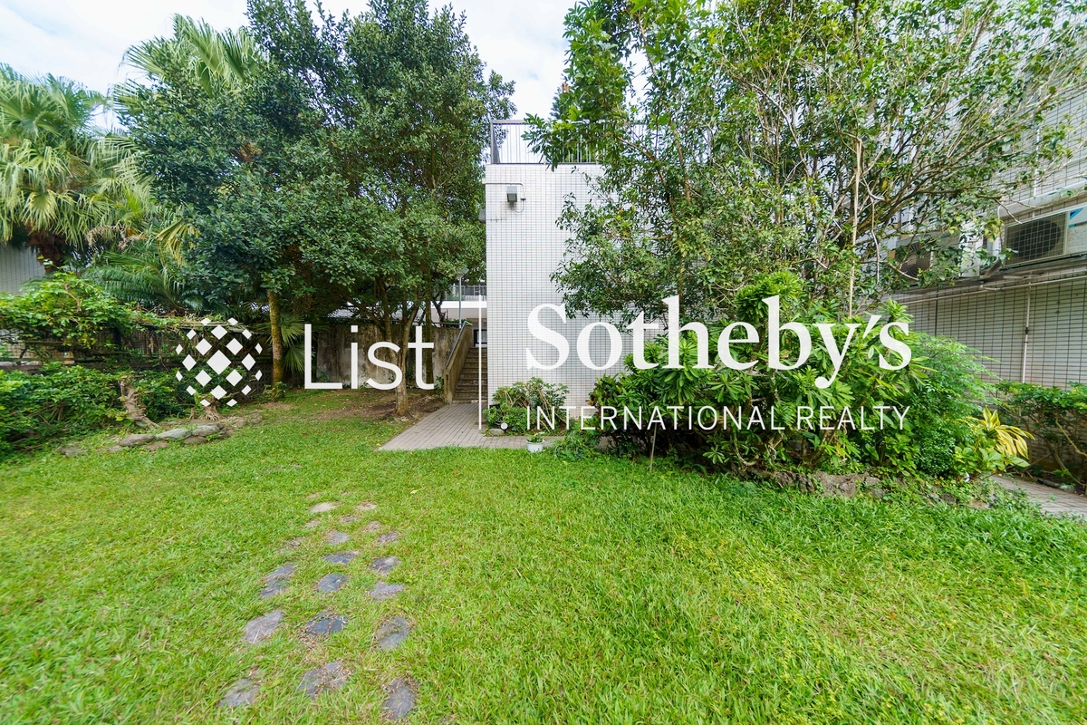 Mount Austin Estate 山景花园别墅 | Private Garden off Living and Dining Room