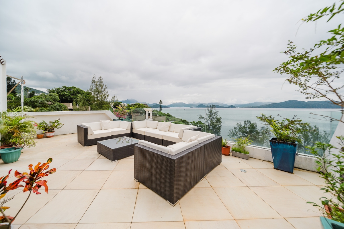 The Riviera 滿湖花園 | Private Terrace off Living Room