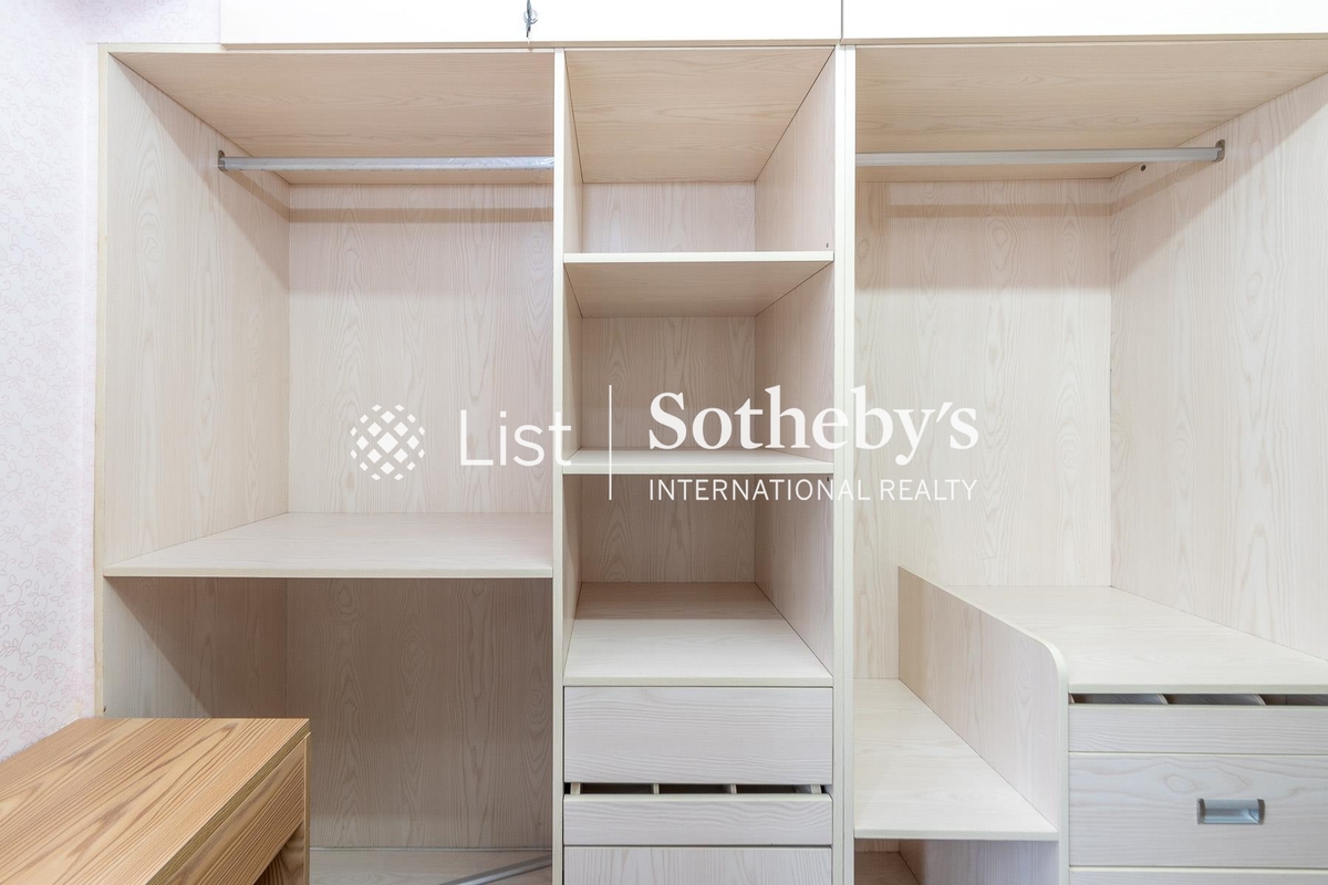 Park View Court 恒柏園 | Walk-in Closet in Master Bedroom