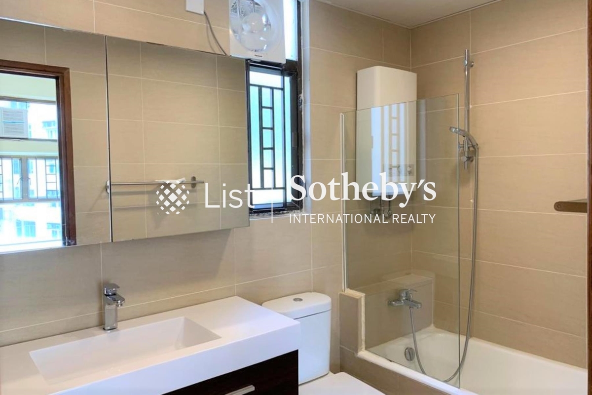 Sun & Moon Building 日月大廈 | Master Bathroom