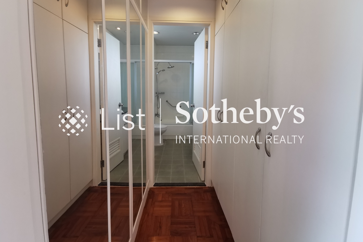 Shouson Hill Road 寿山村道 | Walk-in Closet in Master Bedroom 