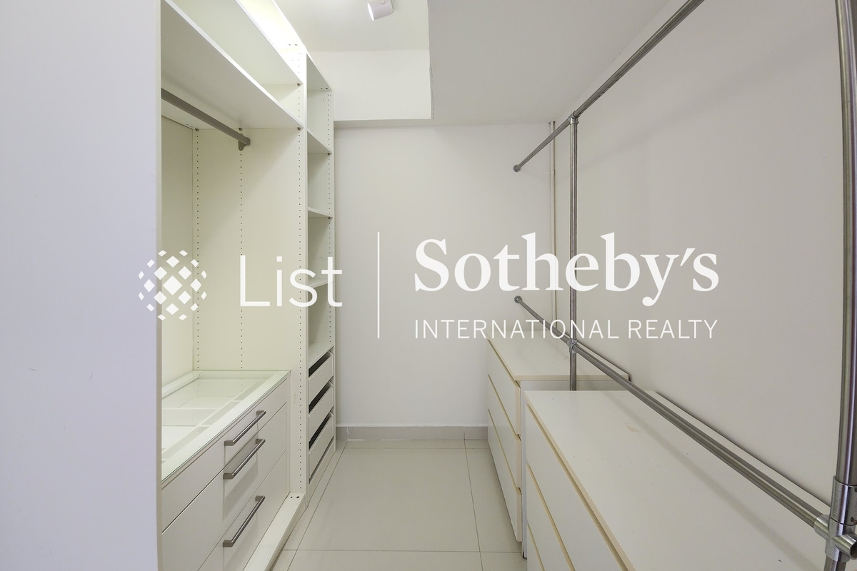 Las Pinadas 朗松居 | Walk-in Closet in Master Bedroom 