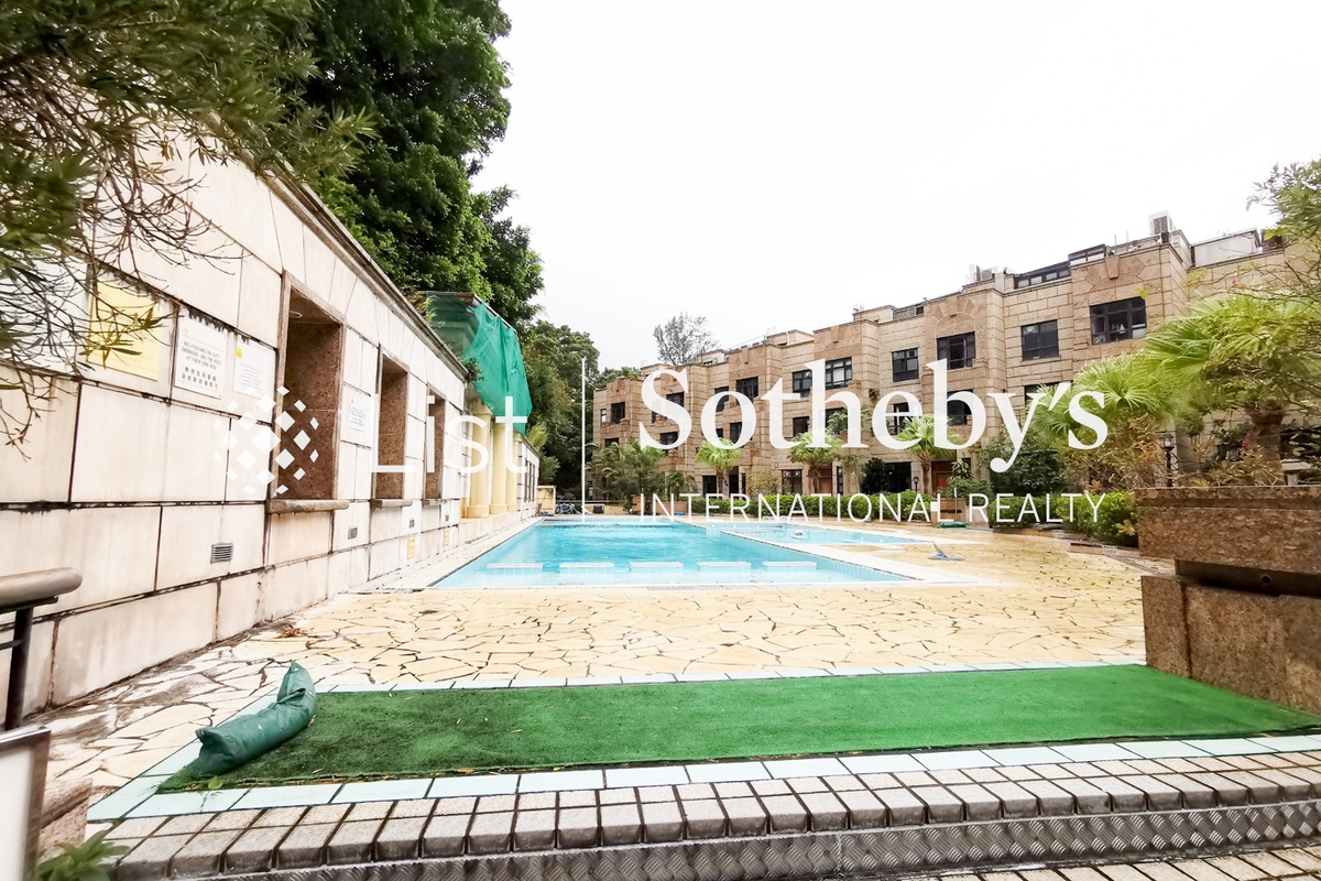 Las Pinadas 朗松居 | Communal swimming pool