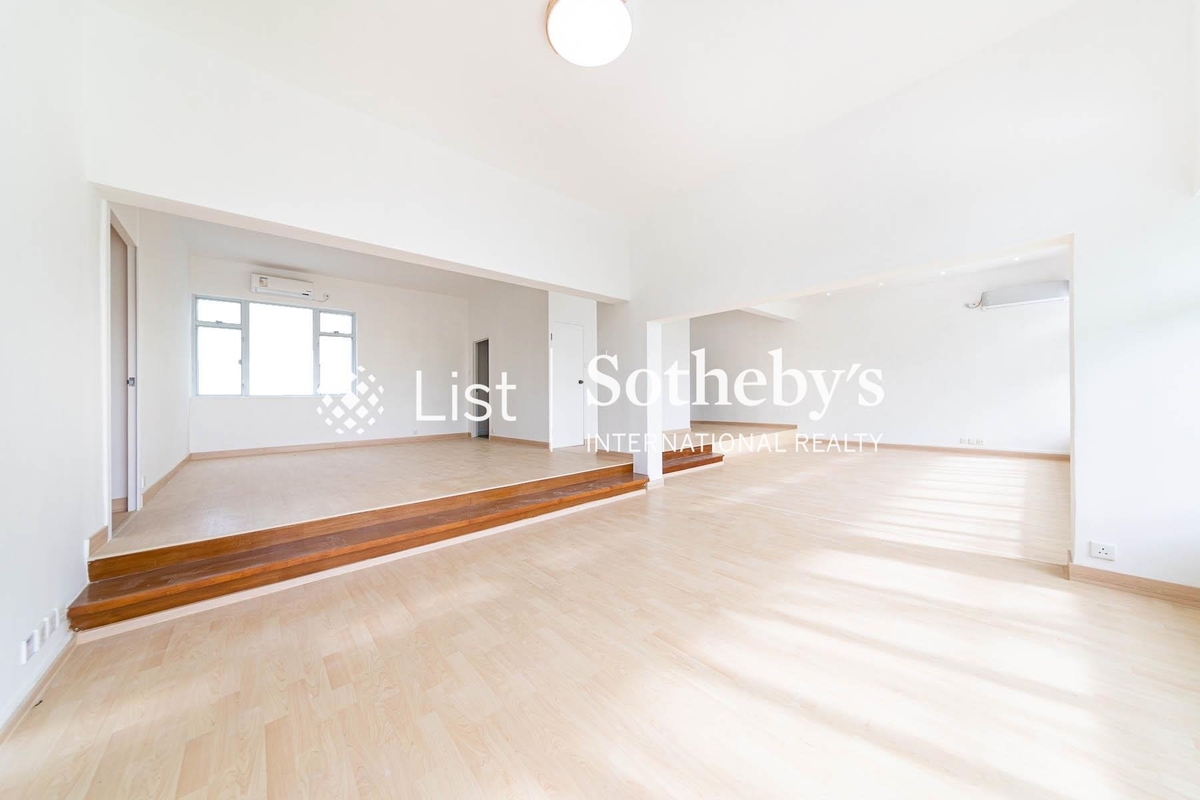 Pak Villa 碧園 | Living and Dining Rooms