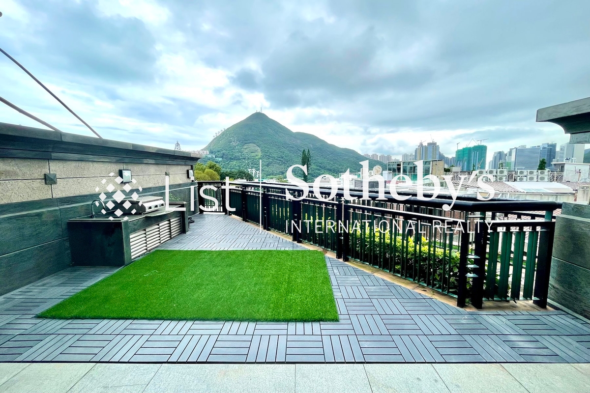 12 Shouson Hill Road 壽山村道12號 | Private Terrace off Living and Dining Room