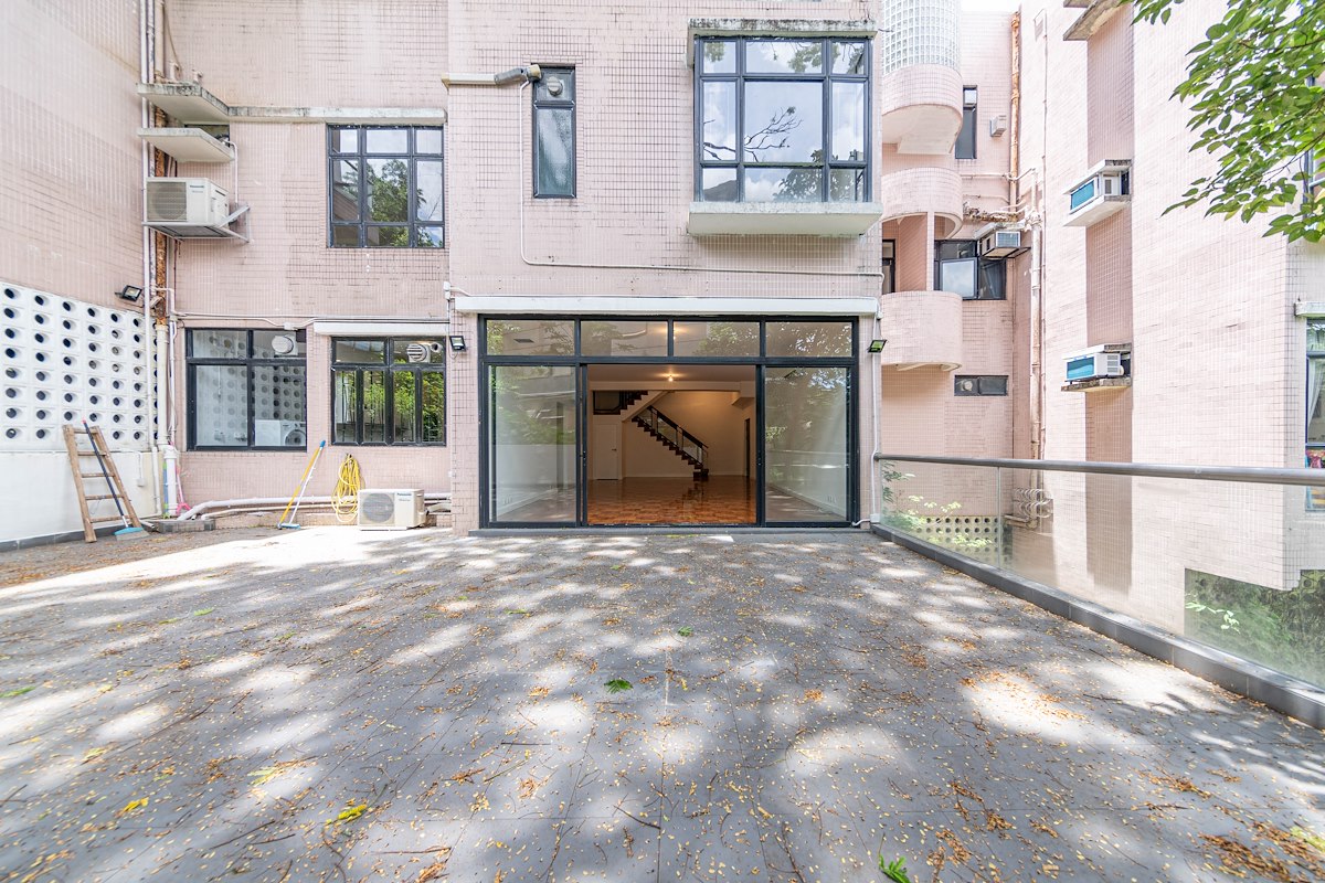 Elite Villas 怡禮苑 | Private Terrace off Living and Dining Room