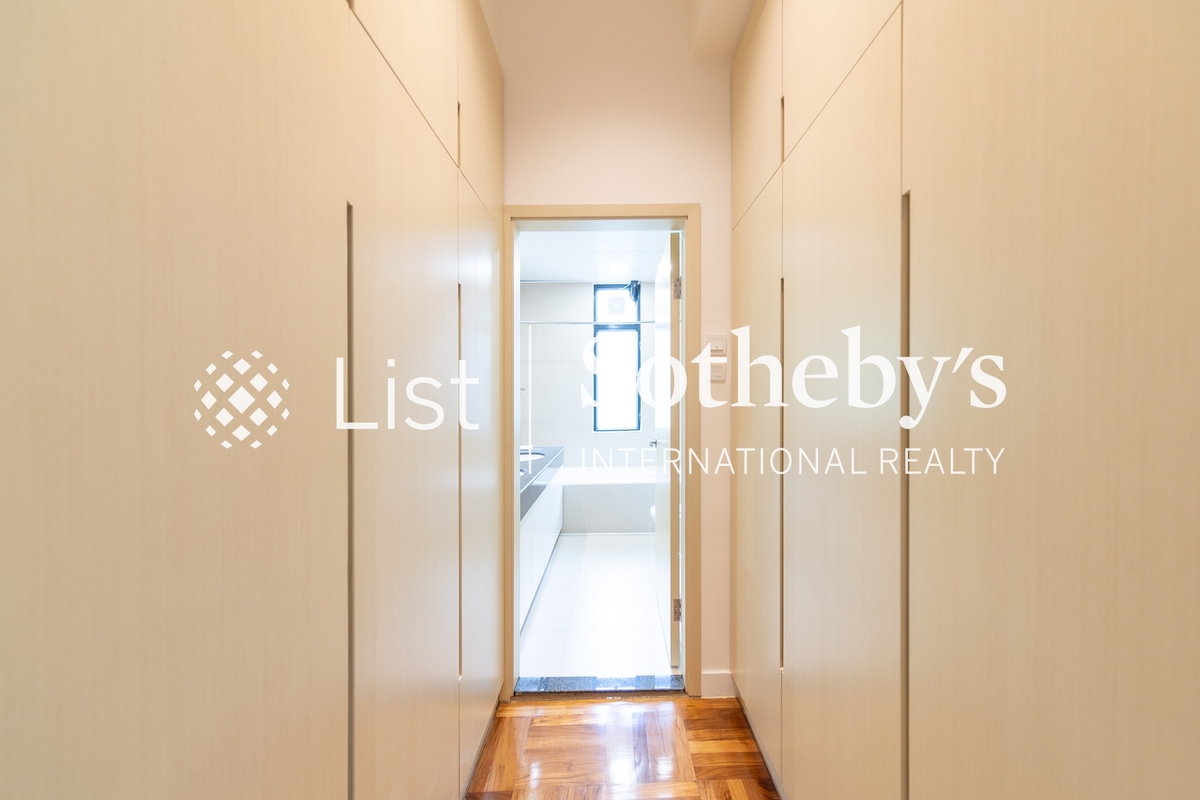 Elite Villas 怡禮苑 | Walk-in Closet in Master Bedroom 