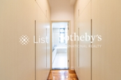Elite Villas 怡禮苑 | Walk-in Closet in Master Bedroom 