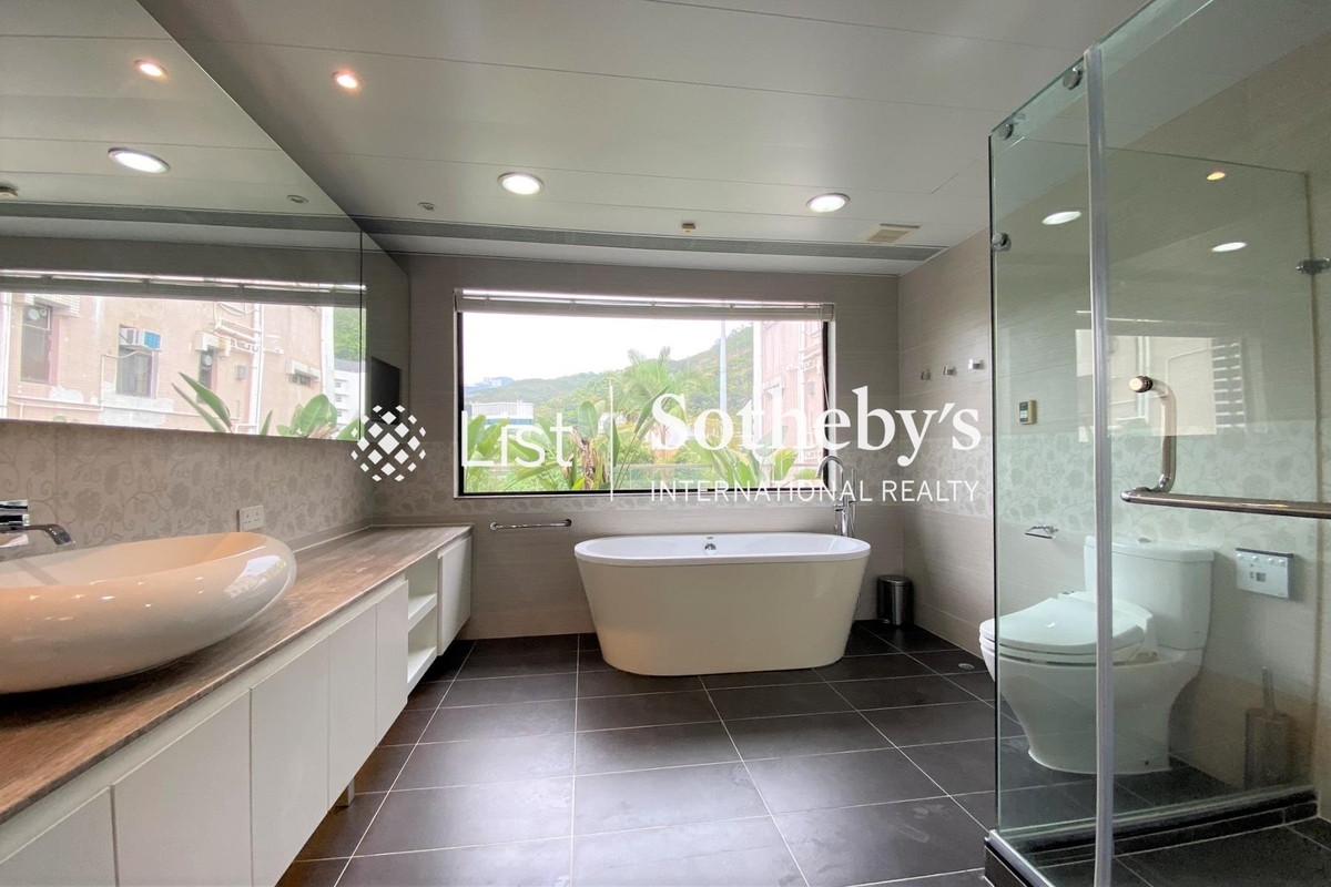 Springfield Gardens 春暉園 | Master Bathroom