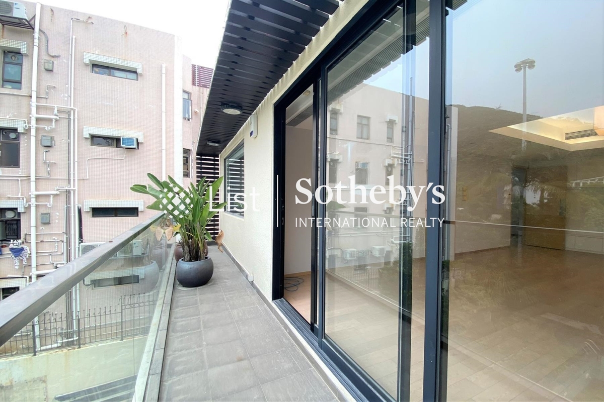 Springfield Gardens 春暉園 | Balcony off Master Bedroom