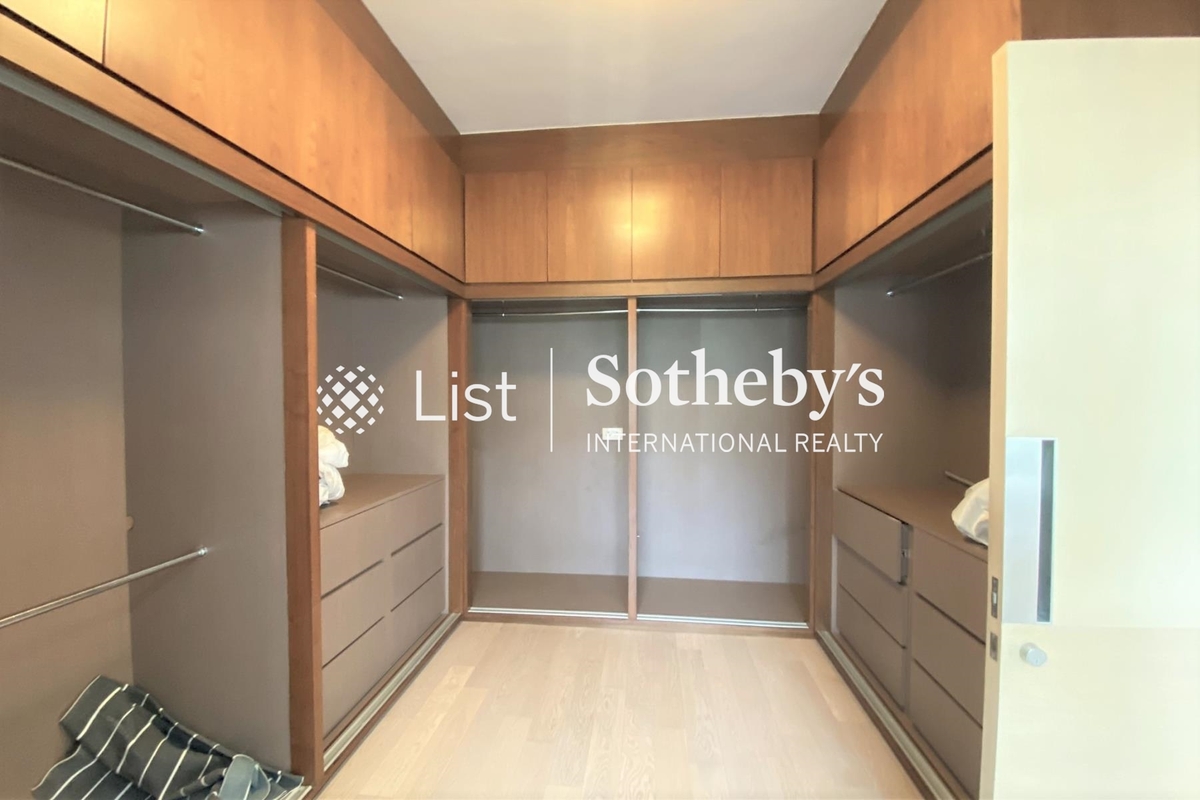 Springfield Gardens 春暉園 | Walk-in Closet in Master Bedroom