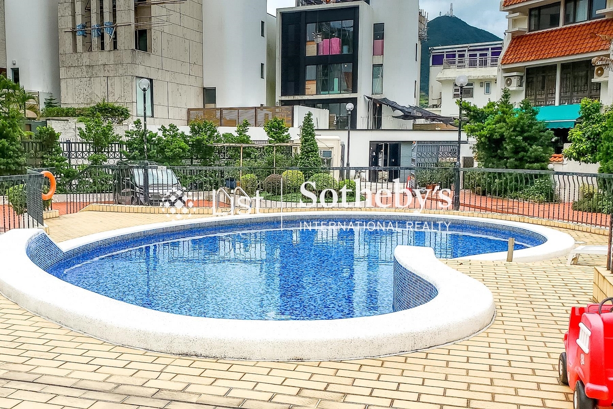 Pine Lodge 松苑 | Communal Swimming Pool 