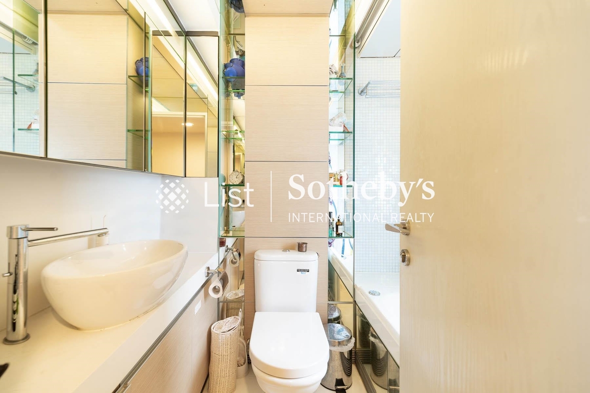 Centre Stage 聚賢居 | Master Bathroom