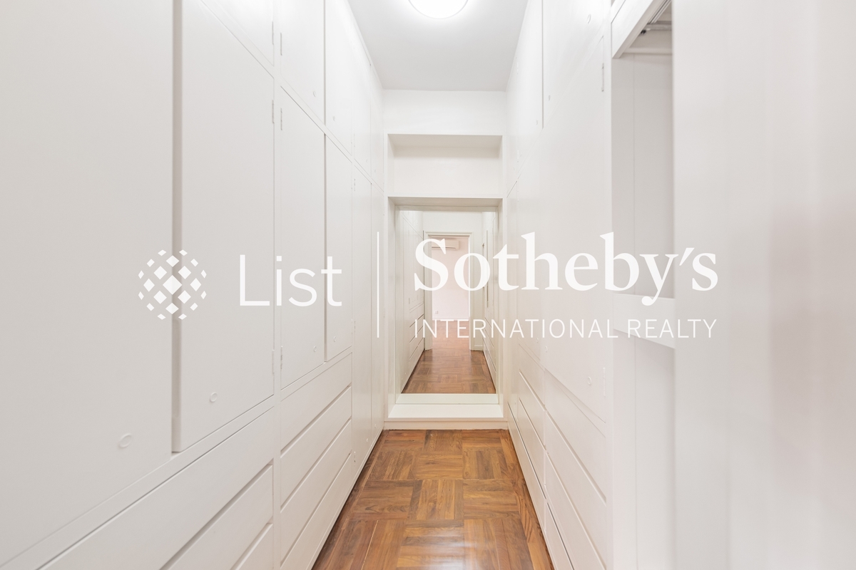 No. 24-24A Repulse Bay Road 淺水灣道24-24A號 | Walk-in Closet in Master Bedroom 