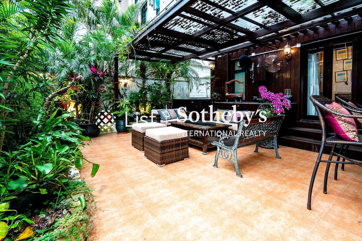 Constellation Cove 涤涛山 | Private Garden off Living and Dining Room