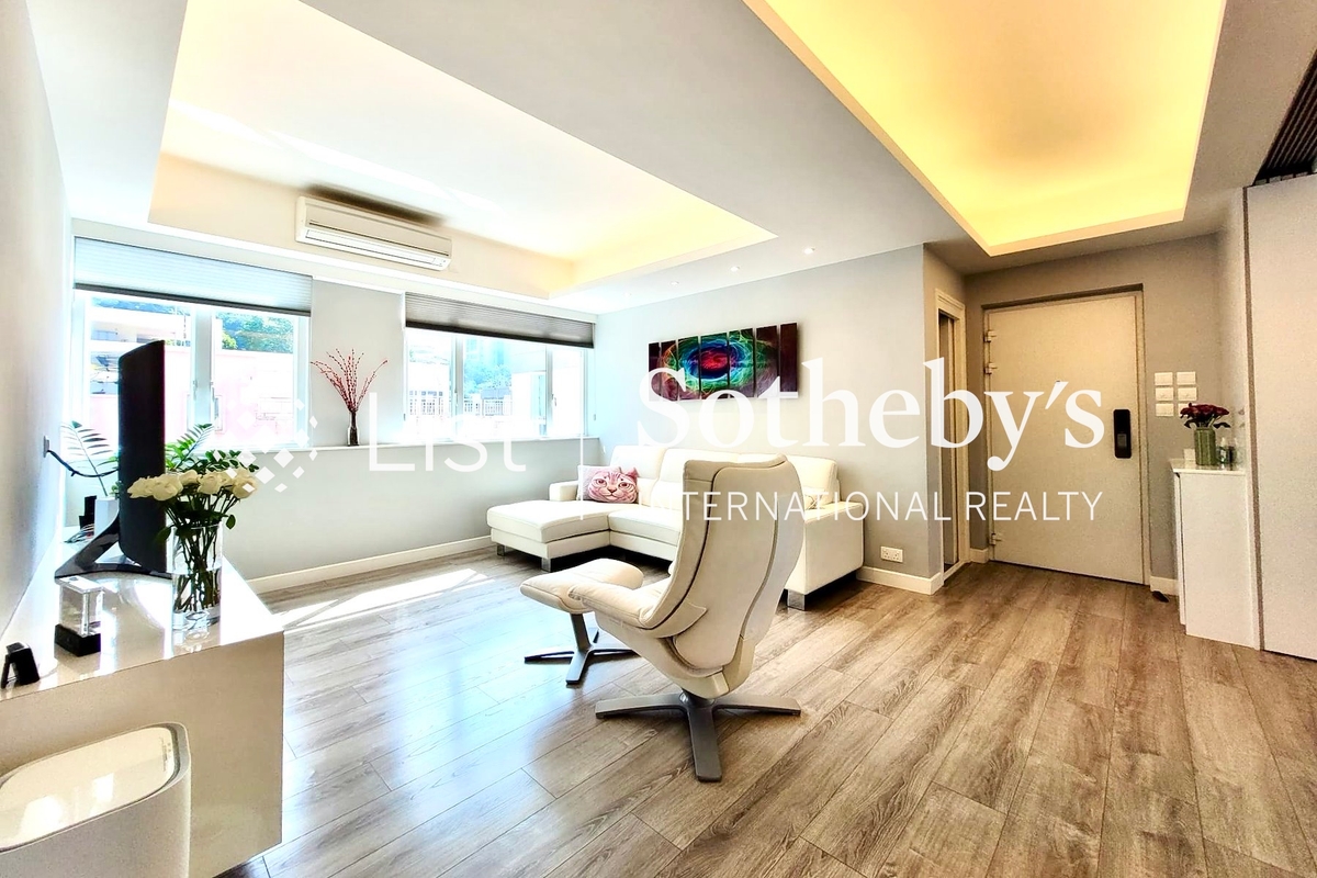 No. 18-22 Crown Terrace 冠冕臺18-22號 | Living and Dining Room