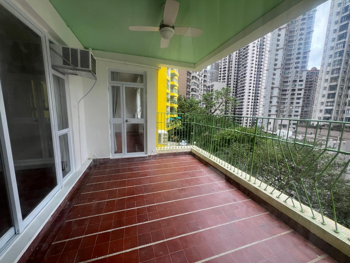 Panorama 全景大廈 | Balcony off Living and Dining Room