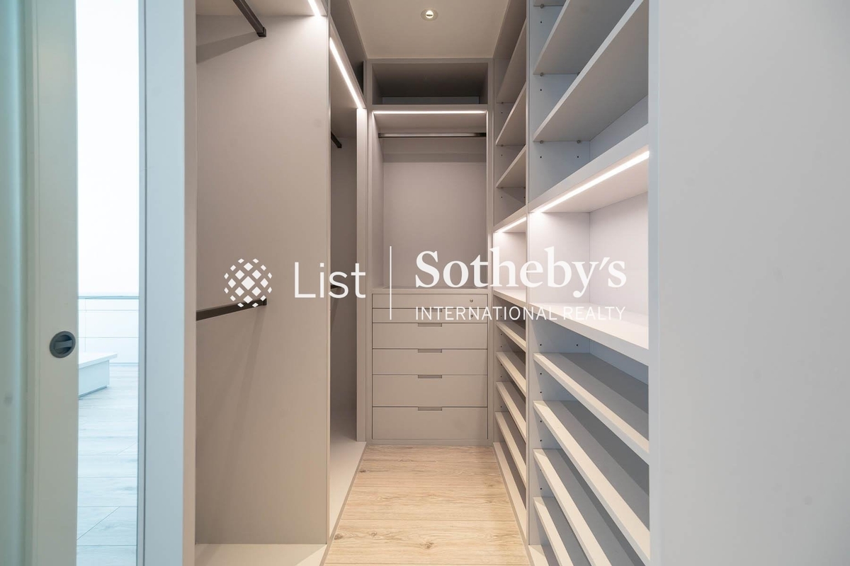No. 55 Conduit Road 璈珀 | Walk-in Closet in Master Bedroom