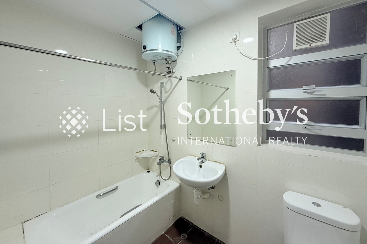 Emerald Court 翡翠樓 | Master Bathroom