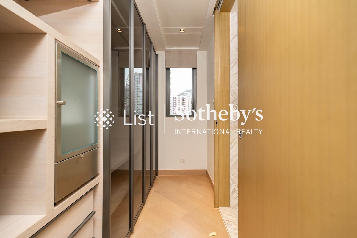Victoria Harbour 海璇 | Walk-in Closet in Master Bedroom