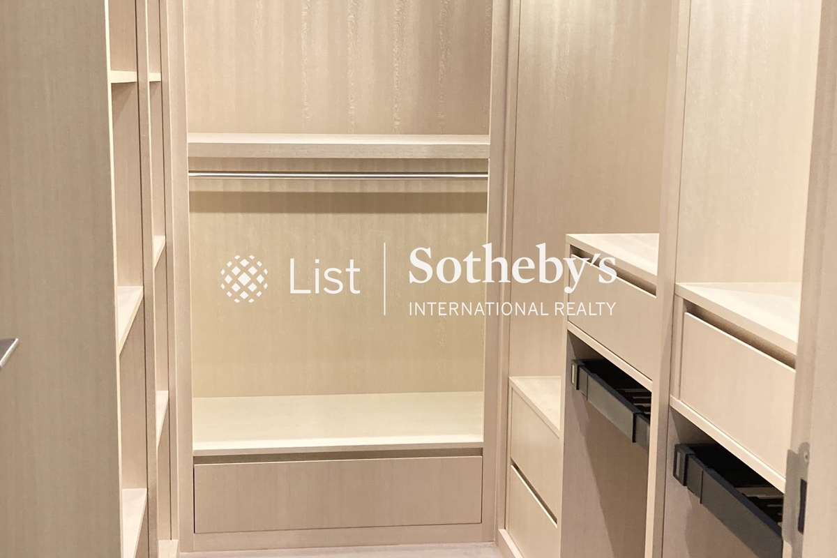 Convention Plaza Apartments 會展中心 會景閣 | Walk-in Closet in Master Bedroom