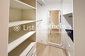 Convention Plaza Apartments 會展中心 會景閣 | Walk-in Closet in Master Bedroom 