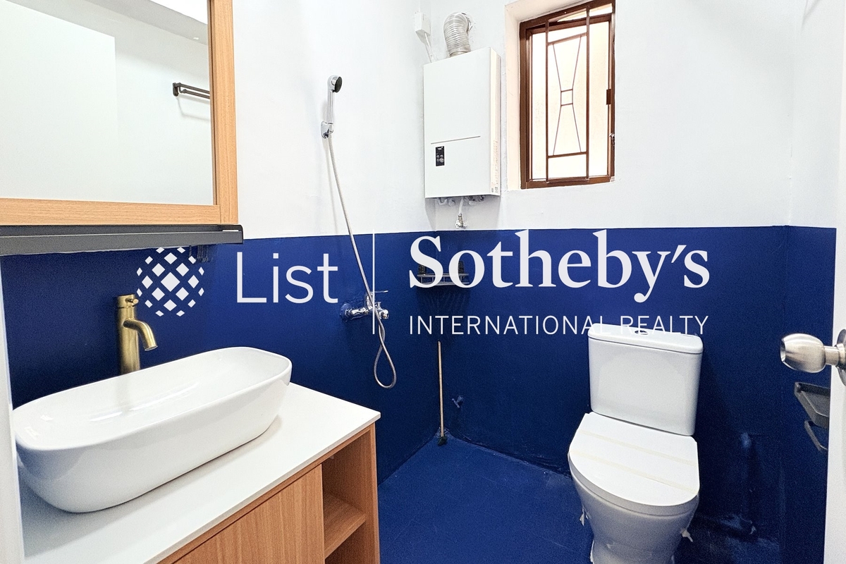 Champion Court 金鞍大廈 | Guest Bathroom