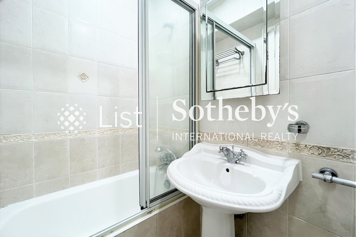 Champion Court 金鞍大廈 | Master Bathroom