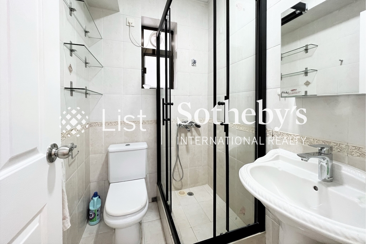 Champion Court 金鞍大廈 | Guest Bathroom