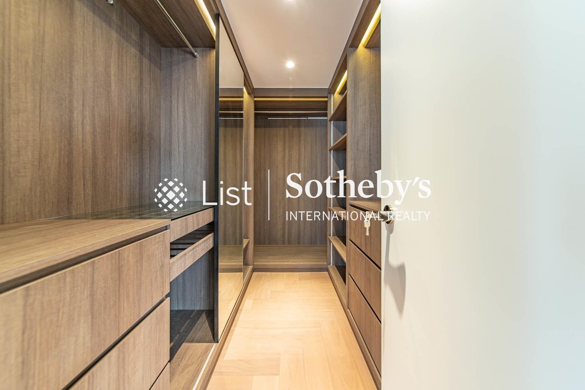 Bamboo Grove 竹林苑 | Walk-in Closet in Master Bedroom