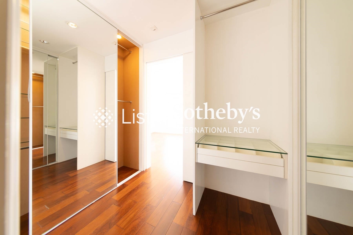 Las Pinadas 松濤苑 | Walk-in Closet in Master Bedroom