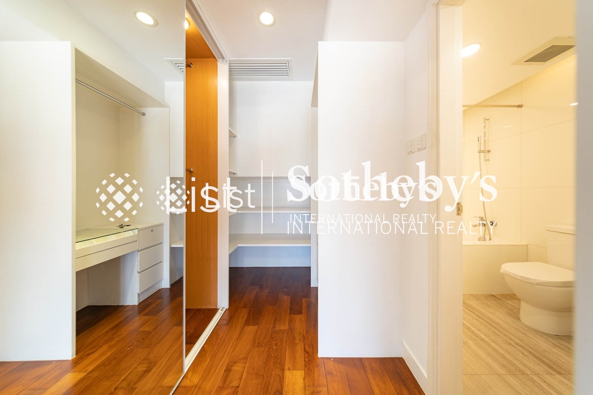 Las Pinadas 松濤苑 | Walk-in Closet in Master Bedroom 